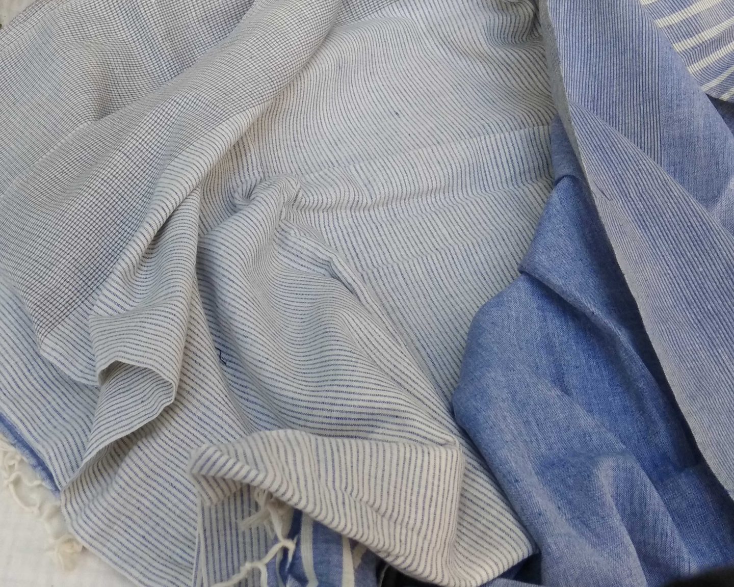 https://www.baragaonweaves.com/wp-content/uploads/2020/08/white-saree-collection-blue-handloom.jpg